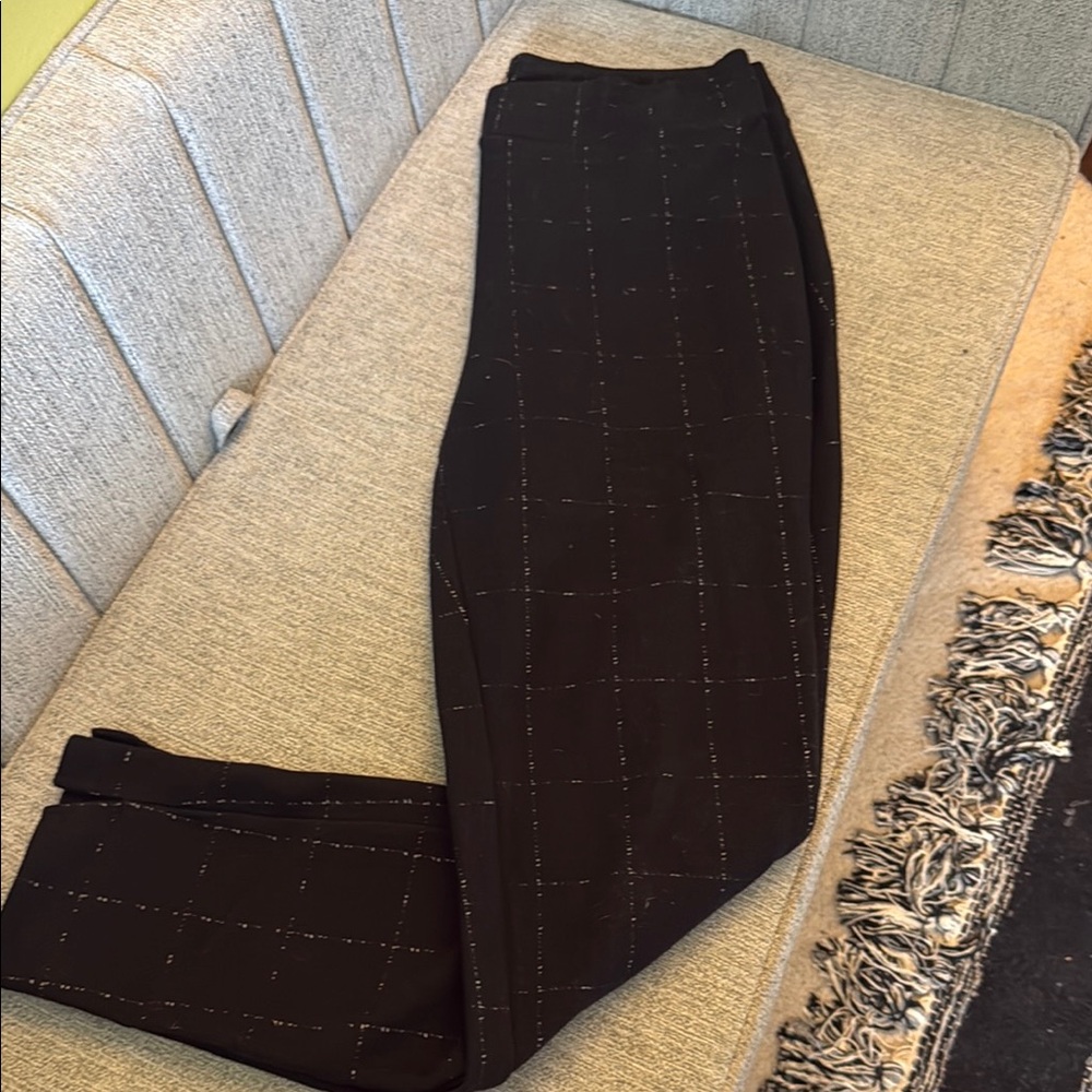 HUE Black Straight Leg Pants Sleek Design